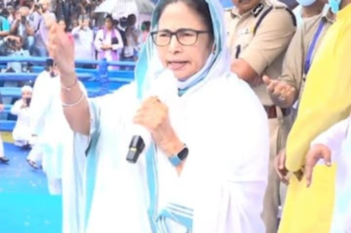 ‘বাংলার ঐক দেখে অনেকের হিংসা হয়’ ঈদের অনুষ্ঠান থেকে বললেন মমতা