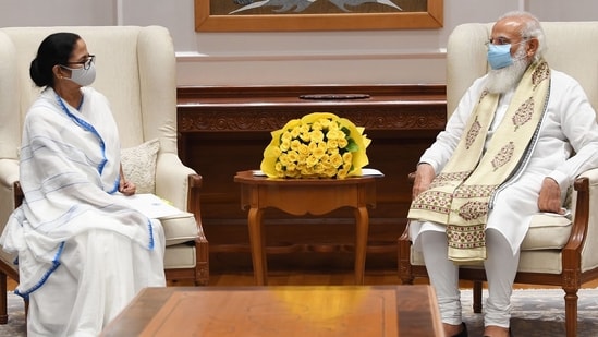 দুর্নীতি মামলার তদন্ত বন্ধ করার জন্য প্রধানমন্ত্রীর সাথে দেখা করতে দিল্লিতে মমতা; অভিযোগ সিপিএম-কংগ্রেসের