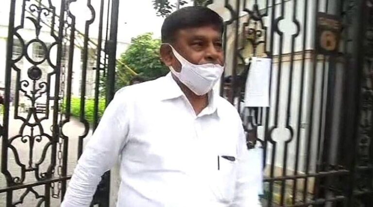 প্রাথমিক শিক্ষা পর্ষদের প্রাক্তন সভাপতি মানিক ভট্টাচার্যের নামে লুক আউট নোটিস!