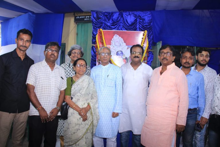 “নব যুবক সংঘের পরিচালনায় ফাটাকেষ্টর কালীপূজার কাঠামো পূজা” অনুষ্ঠিত হলো কুমারটুলিতে