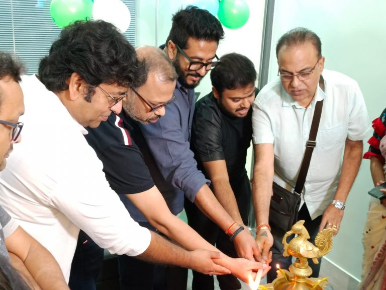 ‘ফোর্থ ডাইমেনশন ভিস্যুয়াল এফেক্টস প্রাইভেট লিমিটেড টলিউড ফিল্ম ইণ্ডাস্ট্রীর বিশিষ্ট ব্যক্তিদের উপস্থিতিতে আজ টালিগঞ্জে ‘ফোর ডিভিএফএক্স অ্যাকাডেমী’ -র সূত্রপাত করল