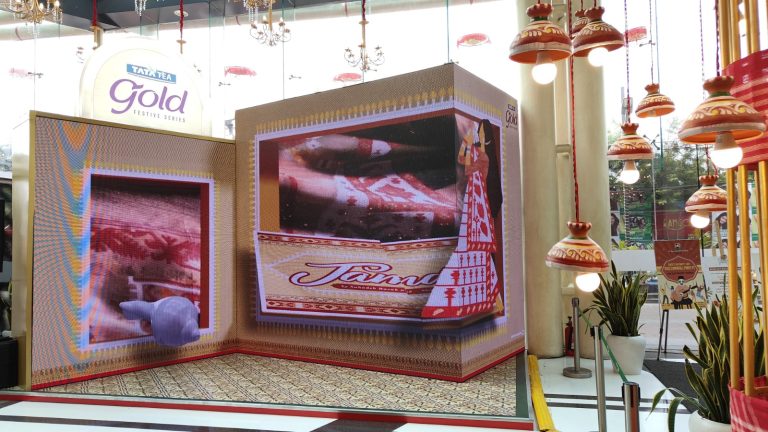 টাটা টি গোল্ড কলকাতার সাউথ সিটি মলে ডুয়াল-স্ক্রিন 3D অ্যানামরফিক ডিসপ্লের মাধ্যমে এই অঞ্চলের সমৃদ্ধ তাঁতের ঐতিহ্য উদযাপন করল