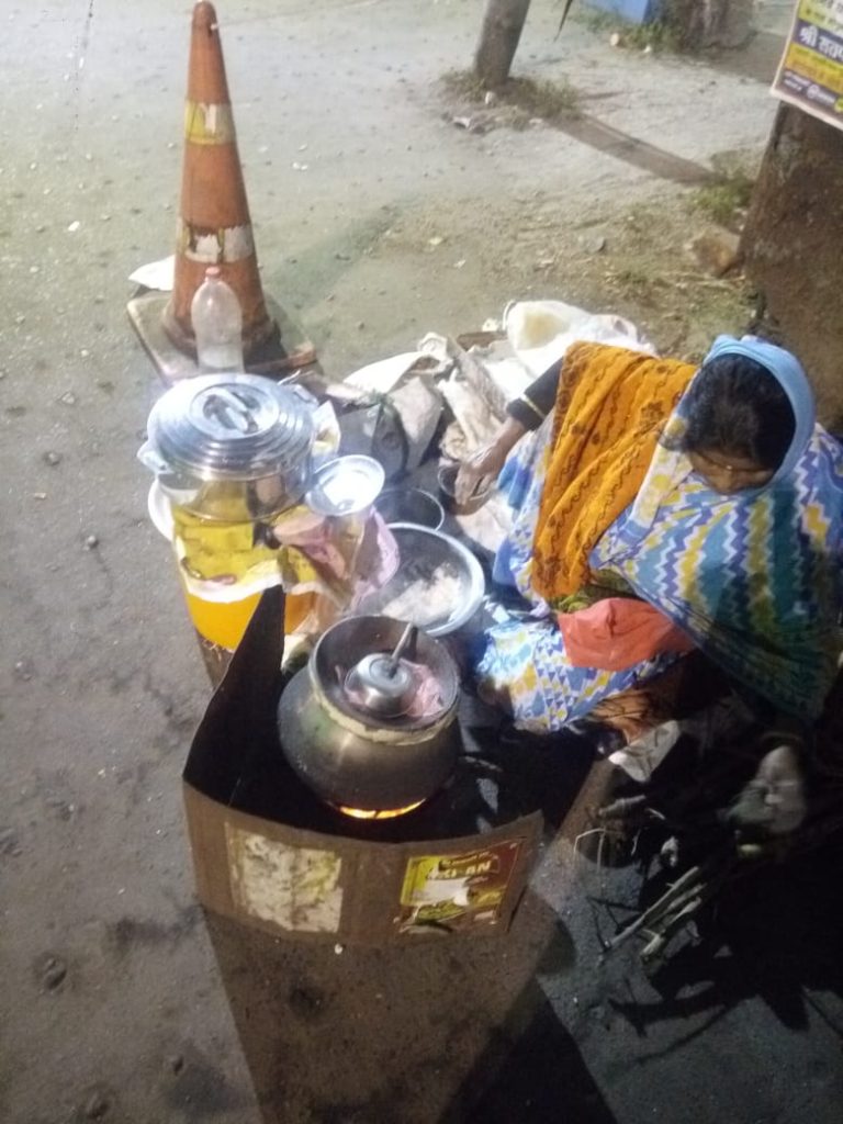 শীতের দিনে শিলিগুড়িতে জনপ্রিয় হচ্ছে পিঠে।