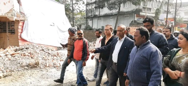 প্রধাননগরে ভেঙে দেওয়া এলাকা পরিদর্শনে মেয়র।