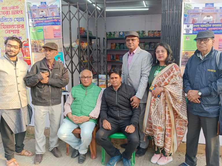 ৪৭ তম কলকাতা আন্তর্জাতিক বইমেলায় কুলিশ প্রকাশনী থেকে সোমবার প্রকাশিত হলো নবীন গল্পকার শশাঙ্ক চক্রবর্তী র গল্প সংকলন ” হাফ ডজন গপ্পো “।