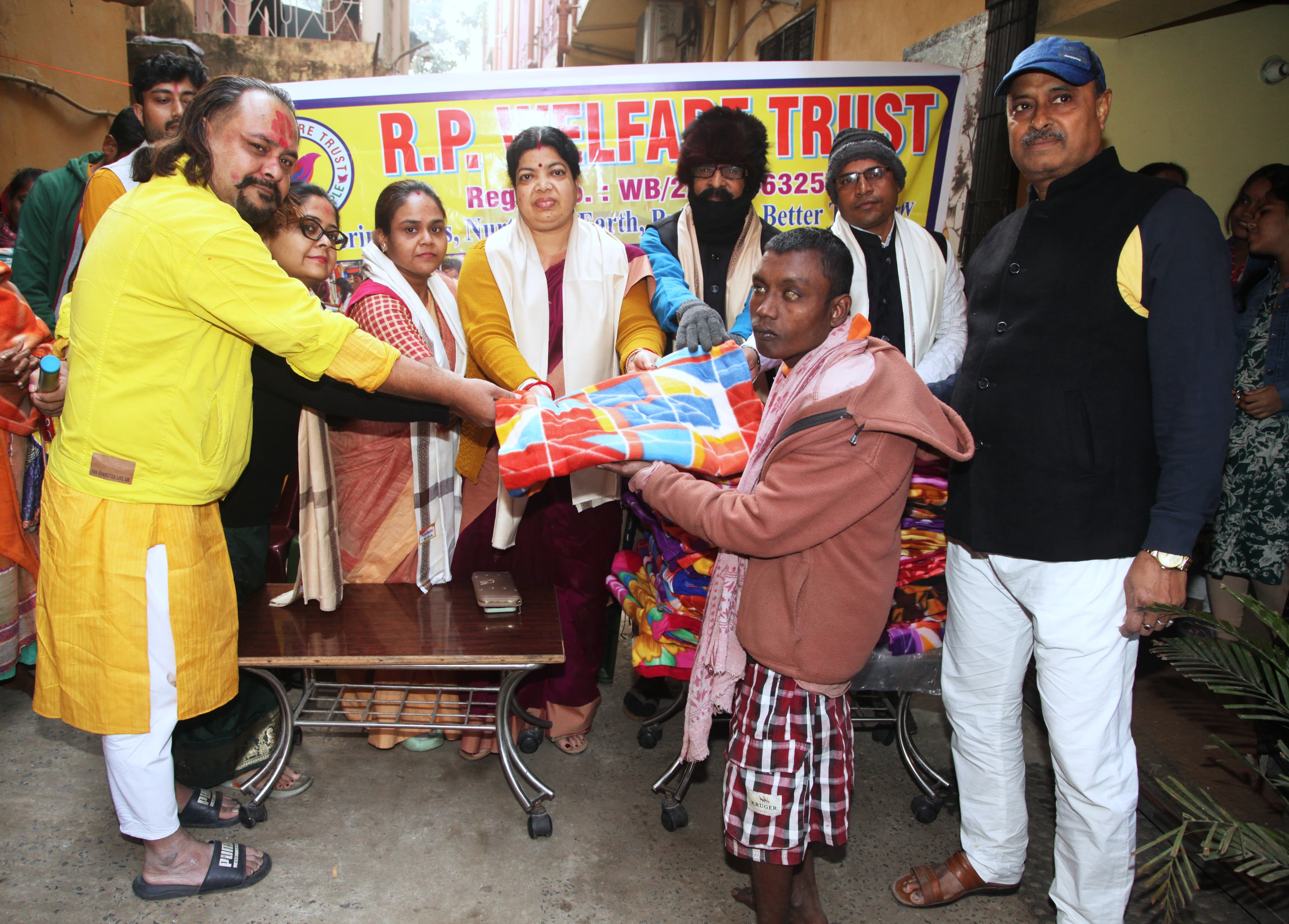 'আর পি ওয়েলফেয়ার ট্রাস্ট' তারাপীঠে দুস্থদের পাশে -